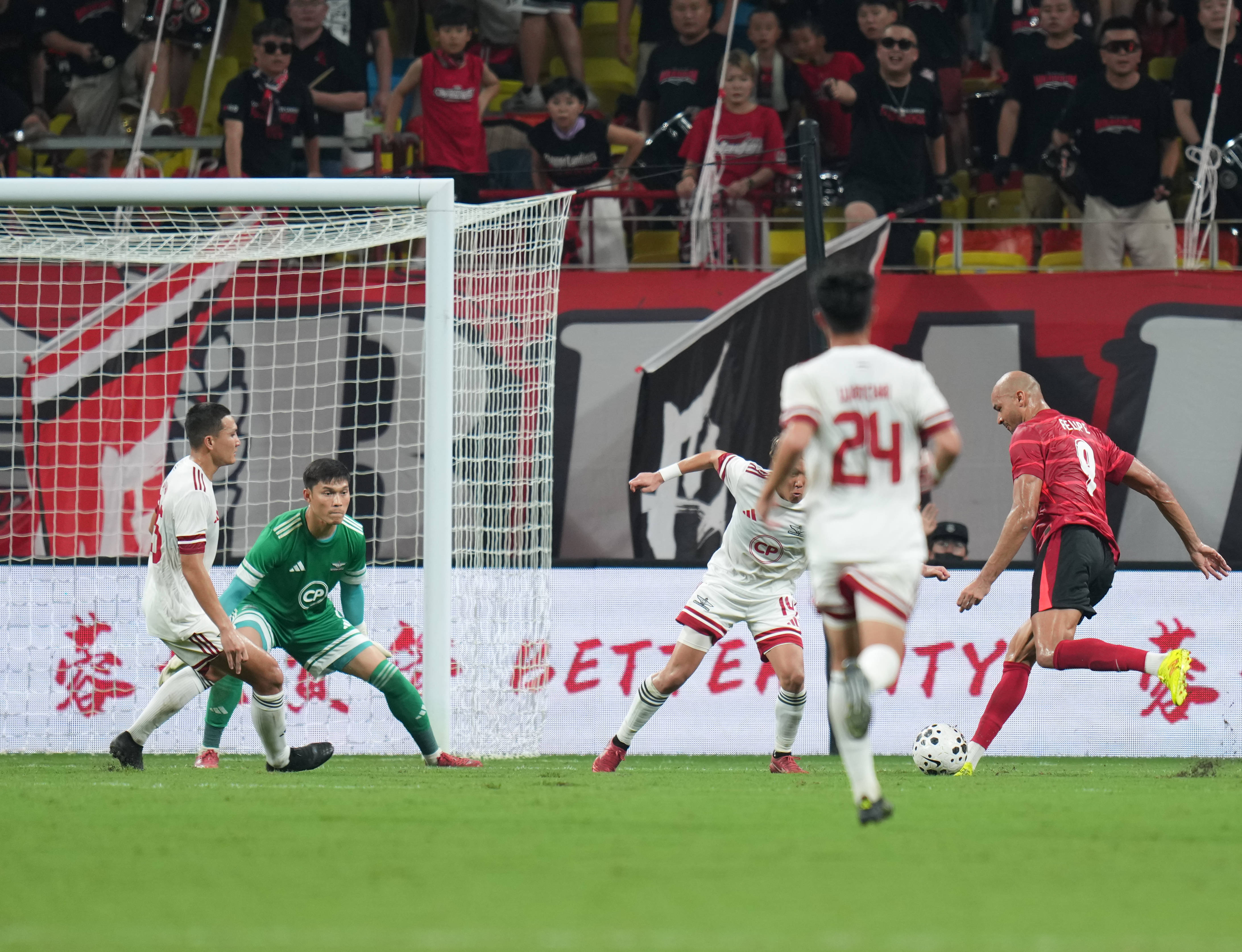 风云突变纽卡斯尔赛前官宣签约阿斯顿维拉集结日更衣室发声，成都蓉城围绕亚冠主帅复盘直接炸裂(成都蓉城新帅提前跟巴西新援签约)